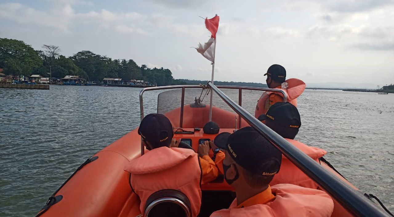 Tim SAR gabungan saat melakukan pencarian korban tenggelam di perairan Segara Anakan Kutawaru Cilacap