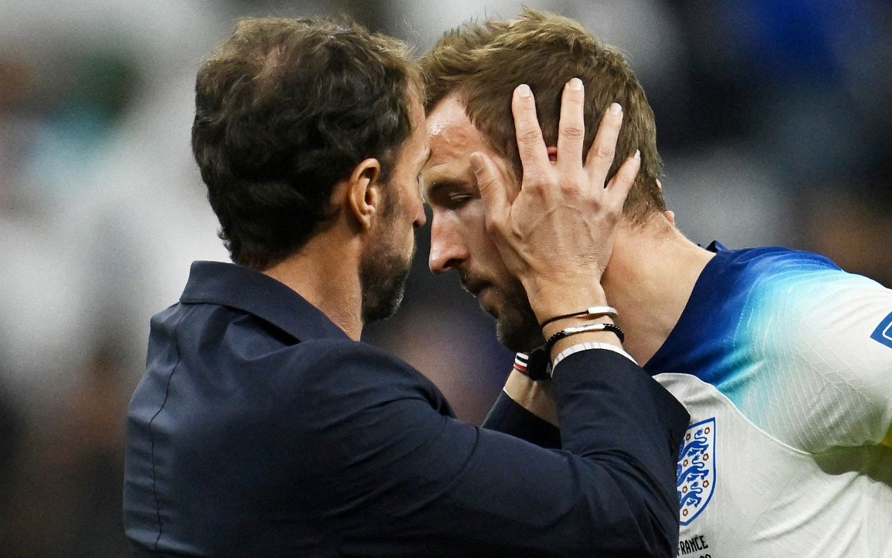 Pemain timnas Inggris, Harry Kane dihibur sang manajer, Gareth Southgate di Piala Dunia 2022.
