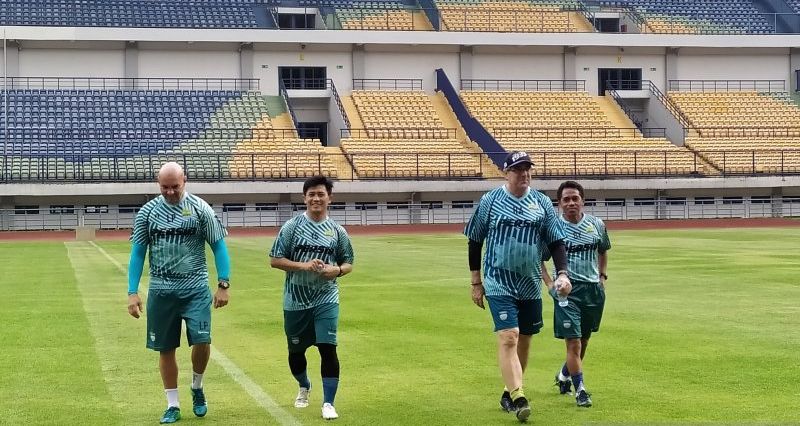PELATIH Persib Bandung Robert Rene Alberts bersama tim pelatih usai latihan di Stadion Gelora Bandung Lautan Api, Kota Bandung, Rabu 22 Januari 2020.*