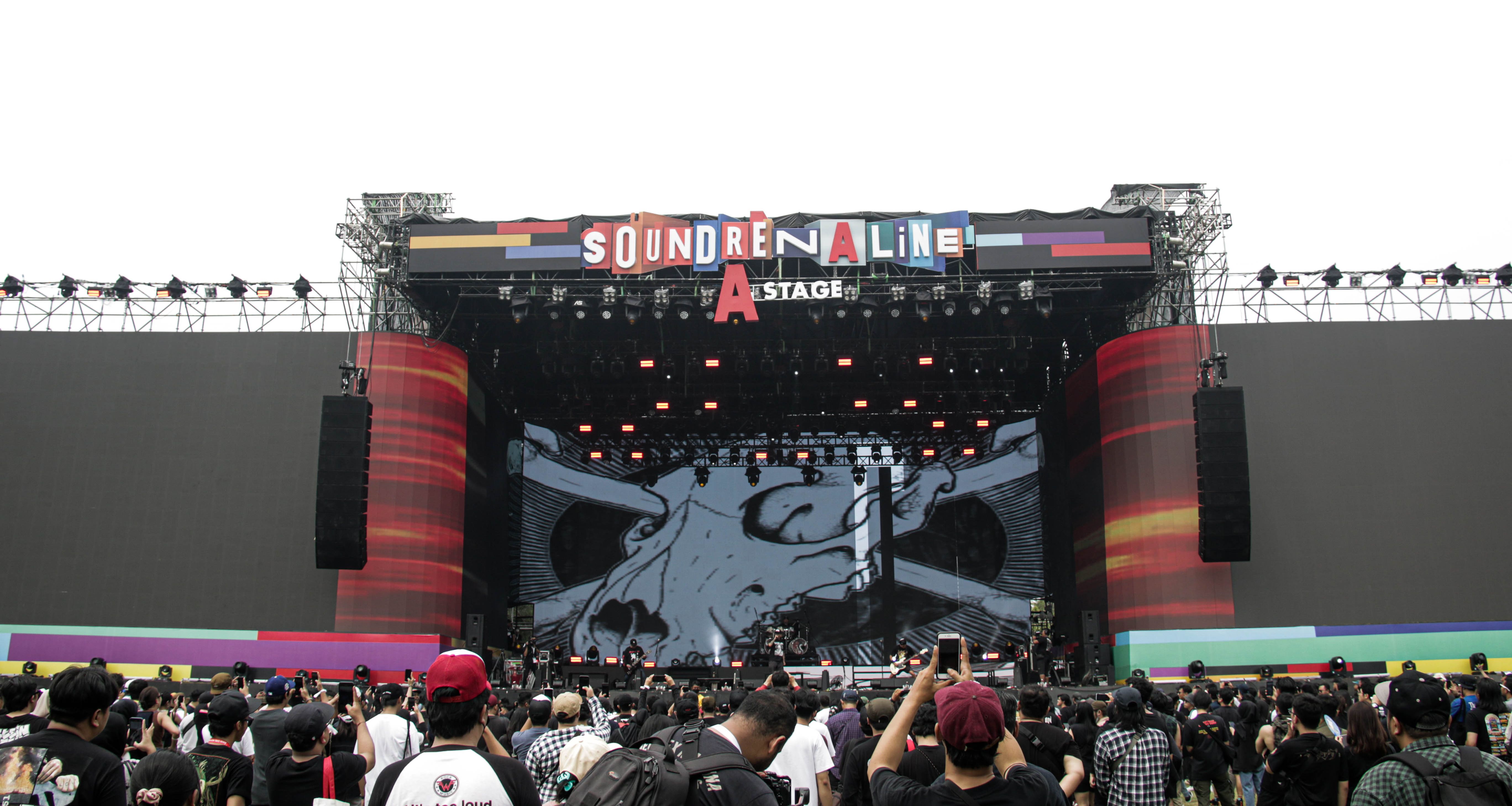 Seringai tampil tengah hari di panggung Soundrenaline 2022, Sabtu 26 November 2022, di Allianz Ecopark, Ancol, Jakarta.