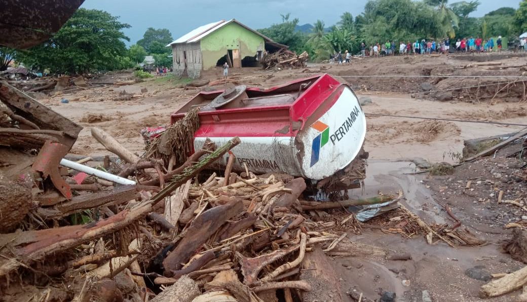 Sejumlah rumah dan kendaraan rusak akibat banjir bandang di Desa Waiburak, Kecamatan Adonara Timur, Flores Timur, NTT, Minggu, 4 April 2021. Truk tangki Pertamina ikut merasakan ganasnya banjir di Flores Timur.