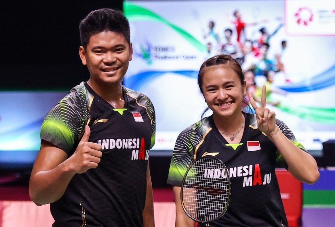 Pasangan Praveen Jordan dan Melati Oktavianti tersenyum semringah seusai berhasil melaju ke final Thailand Open 2021. Pada partai final, pasangan ini akan jumpa unggulan dari Thailand dan bisa disaksikan lewat link live streaming.