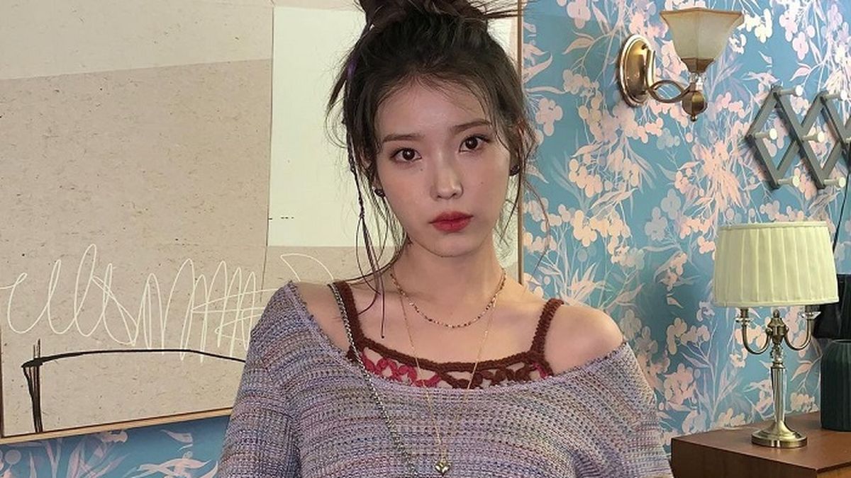 IU Kembali dengan Mini Album ‘The Winning’ dan MV ‘Shopper’ Penuh