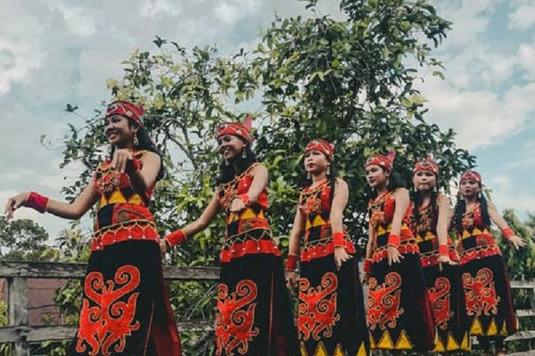 Sape Alat Musik Tradisional Untuk Ritual Pengobatan Dan Pengiring Tari Warta Pontianak