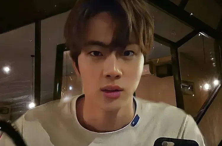 Jin BTS Akhirnya Kembali Ke Weverse Untuk Menyapa ARMY, Ini Yang Dia ...