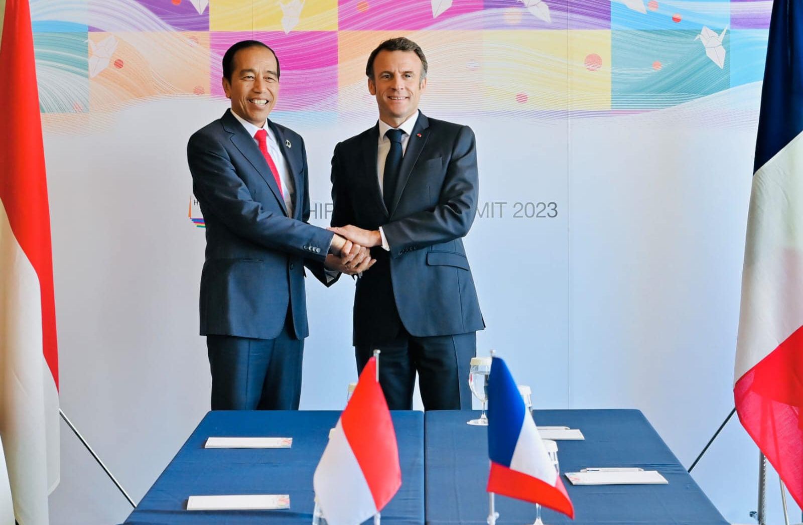 Presiden Joko Widodo dan Presiden Prancis, Emmanuel Macron, melakukan pertemuan bilateral di sela-sela KTT G7 ke-49 di Hiroshima, Jepang