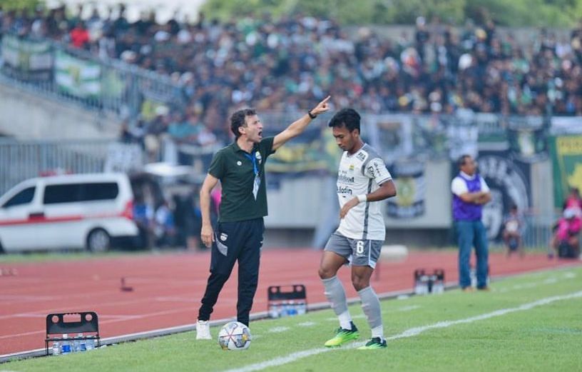 Persib Bandung mengincar dua pemain asing yang beposisi sebagai bek.
