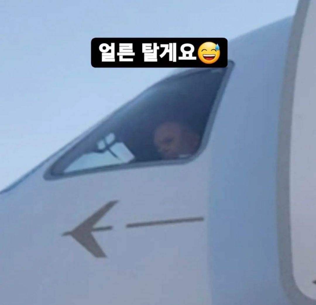  V  BTS, Tingkah randomnya memposting pembaruan pilot pesawat dengan sabar menunggu saat dia mengambil foto.‎