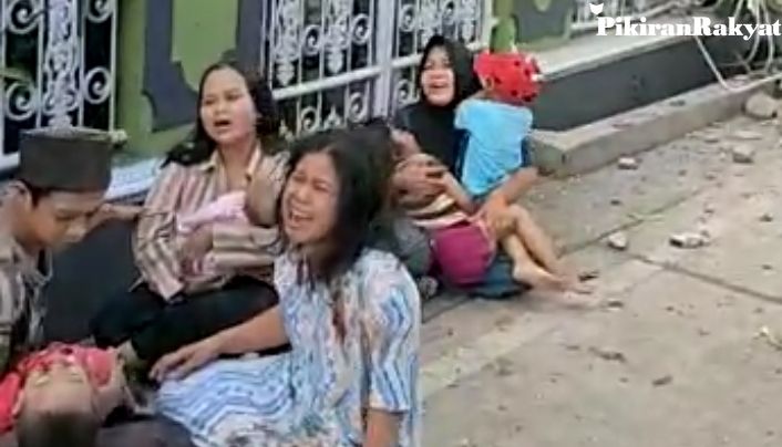Tangis histeris seorang ibu dengan memangku anaknya yang jadi korban musibah gempa