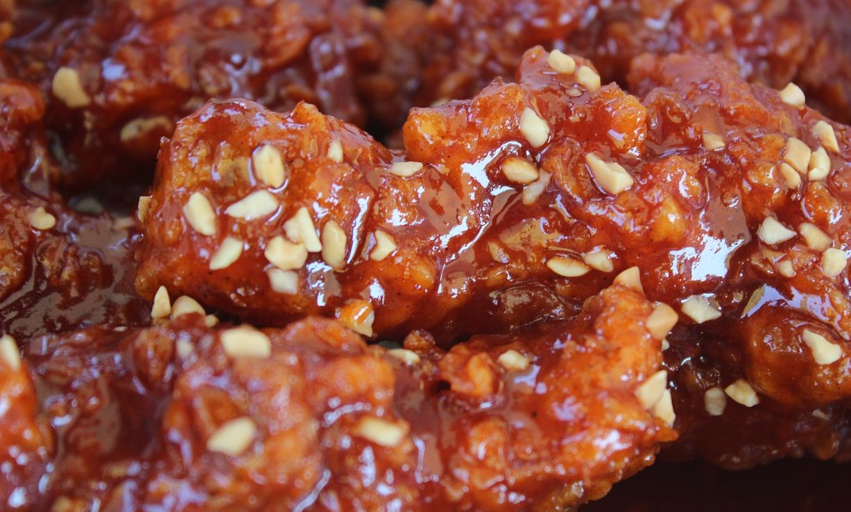Resep lengkap terdiri dari bahan dan cara membuat Korean Honey Chicken ala Devina Hermawan yang cocok jadi lauk sahur. Ilustrasi dari