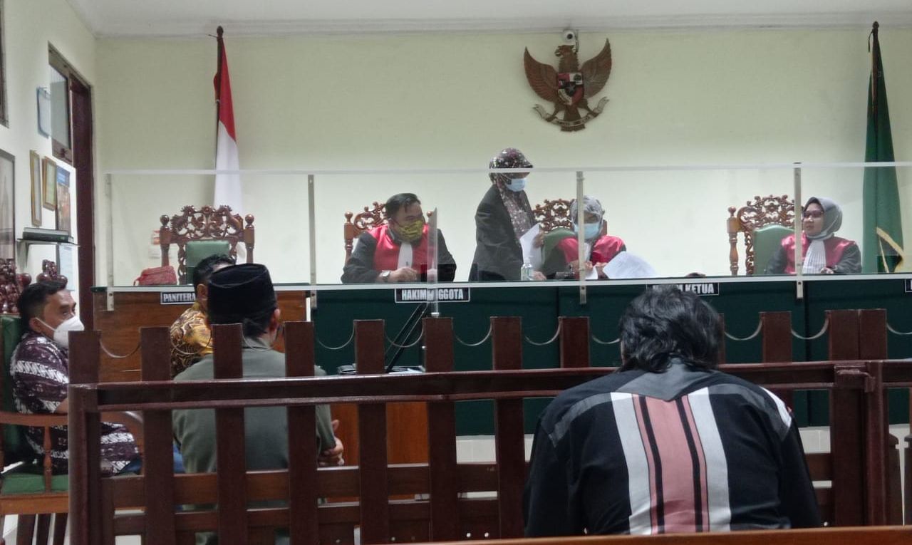Suasana sidang perdana di PN Jombang, perkara gugatan kepada Ning Ema anggota DPR RI dari Jombang beserta suaminya, terkait wanprestasi utang piutang Rp2,65 Miliar.