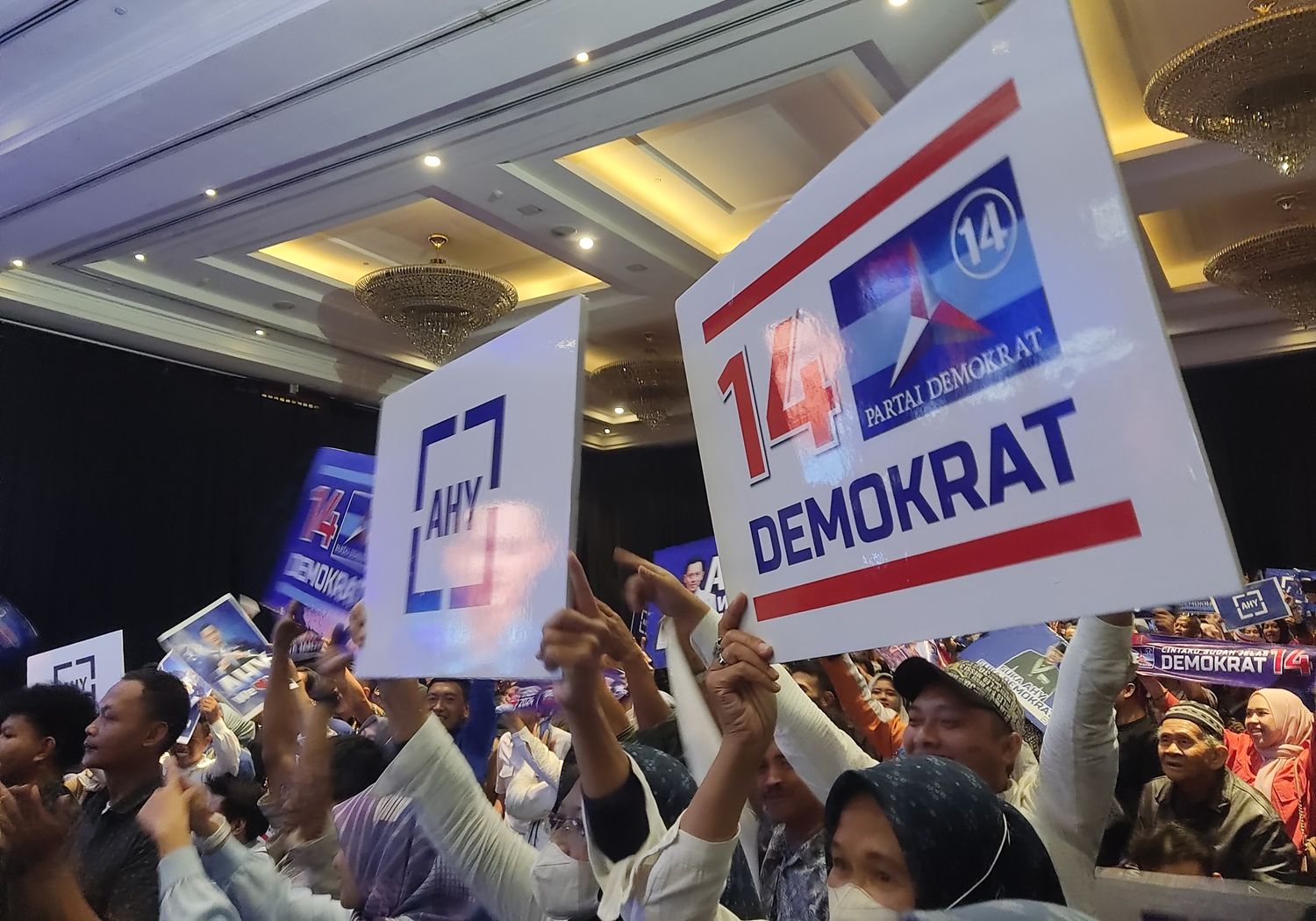 Pendukung atau simpatisan Partai Demokrat yang menghadiri Dialog Rakyat Partai Demokrat di Kota Bandung, Kamis 11 Januari 2024.