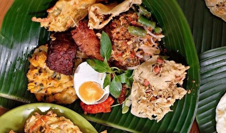 Ilustrasi kuliner pecel yang terkenal di Kabupaten Jember, Jawa Timur.*