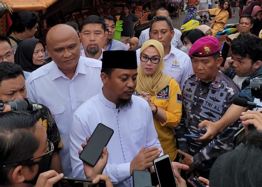 Gubernur Sulsel Andi Sudirman Sulaiman memberikan pernyataan setelah melakukan sidak di Pasar Terong, Jumat, 24 Maret 2023.