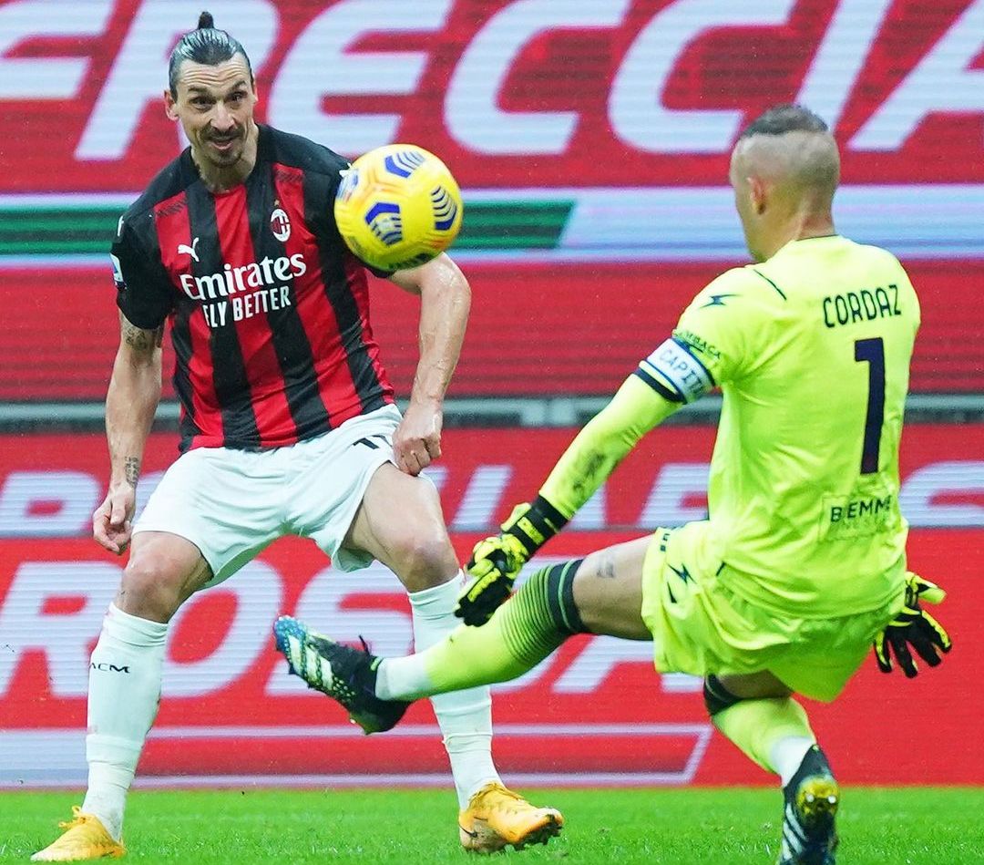 Zlatan Ibrahimovic mencetak gol ke gawang Crotone yang dijaga oleh Cordas