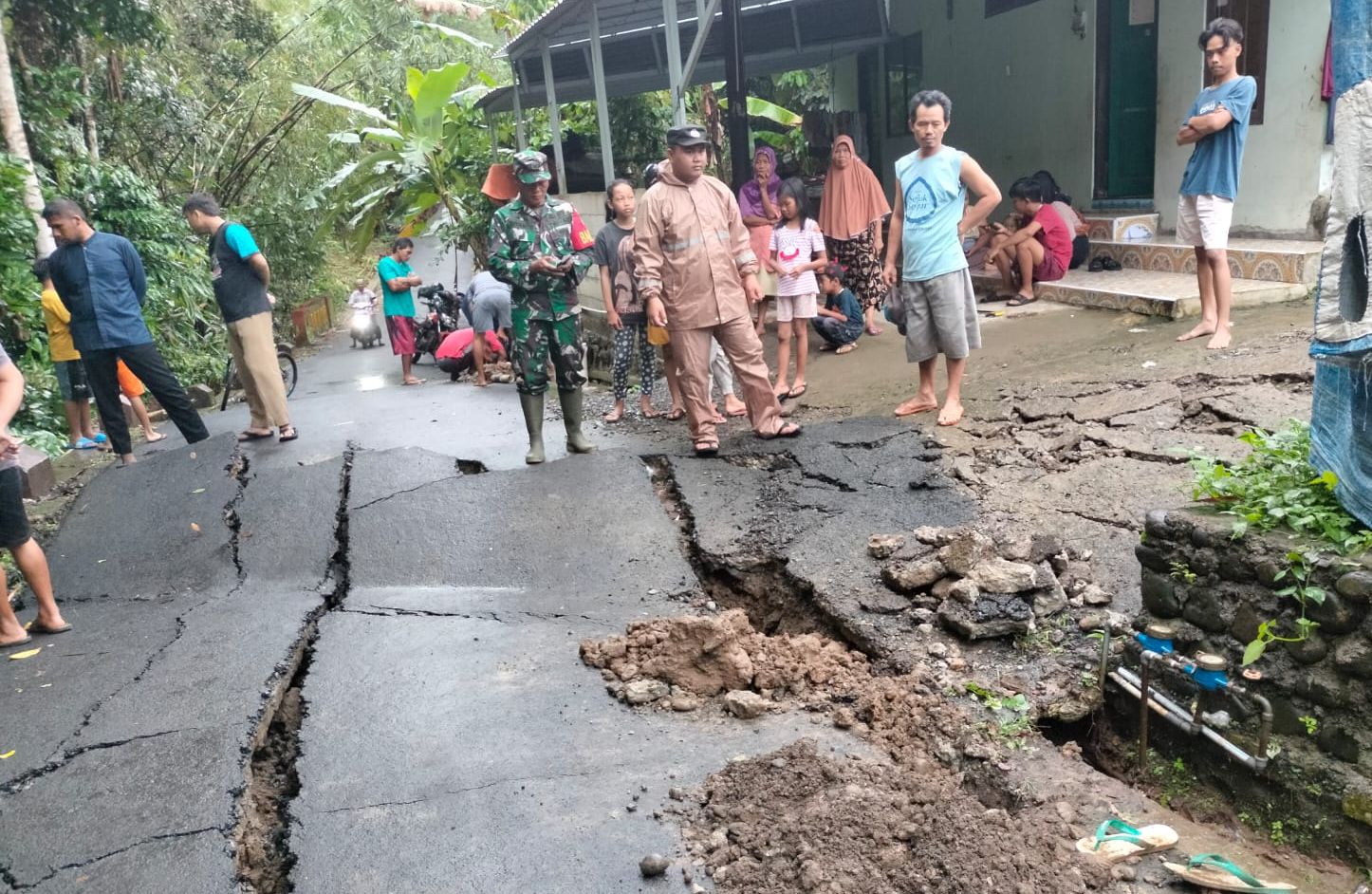Penampakan jalan ambles di jalur Patemon Banjaran Kecamatan Bojongsari Purbalingga
