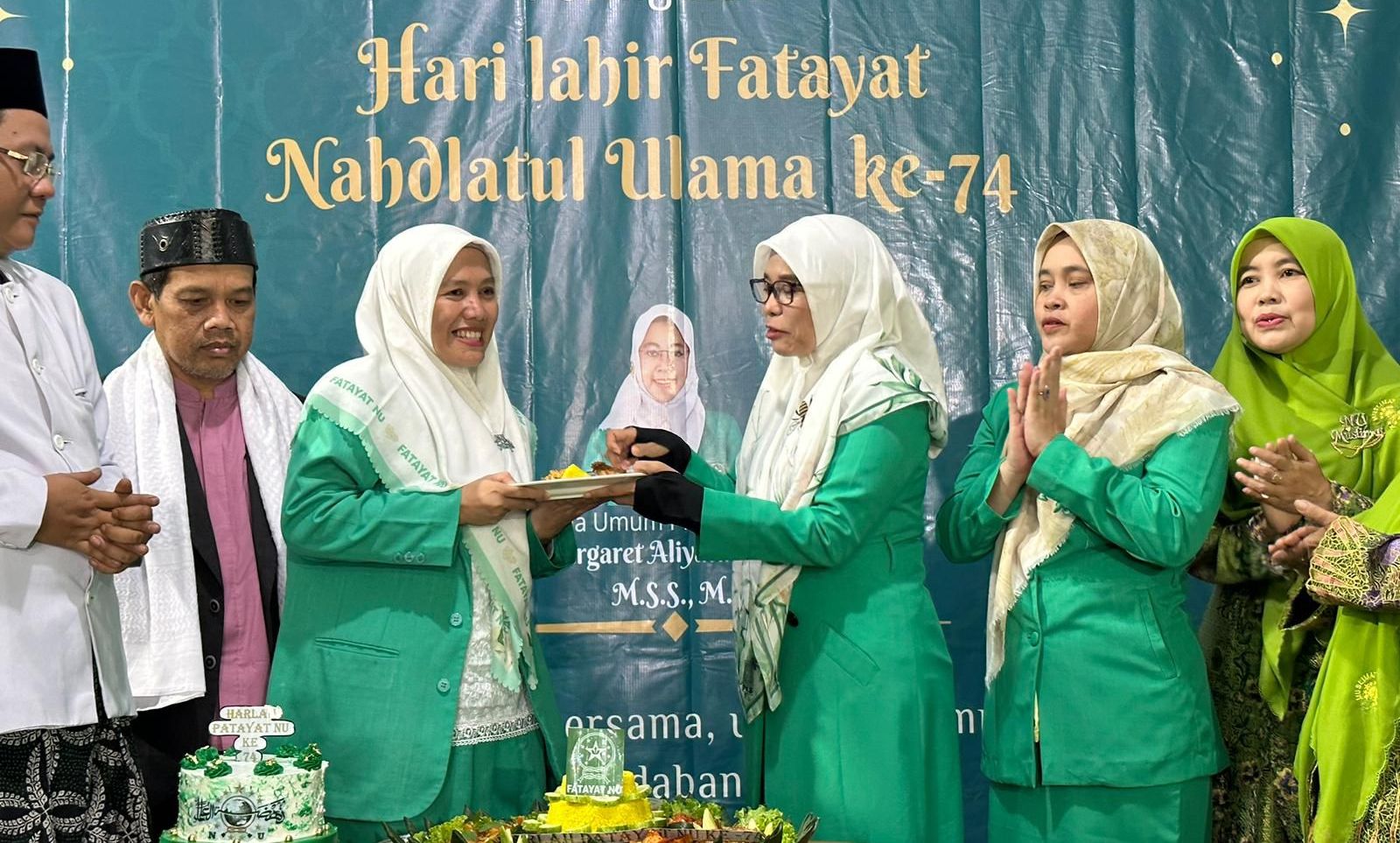 Potong tumpeng Fatayat NU Cianjur dalam harlah ke-74