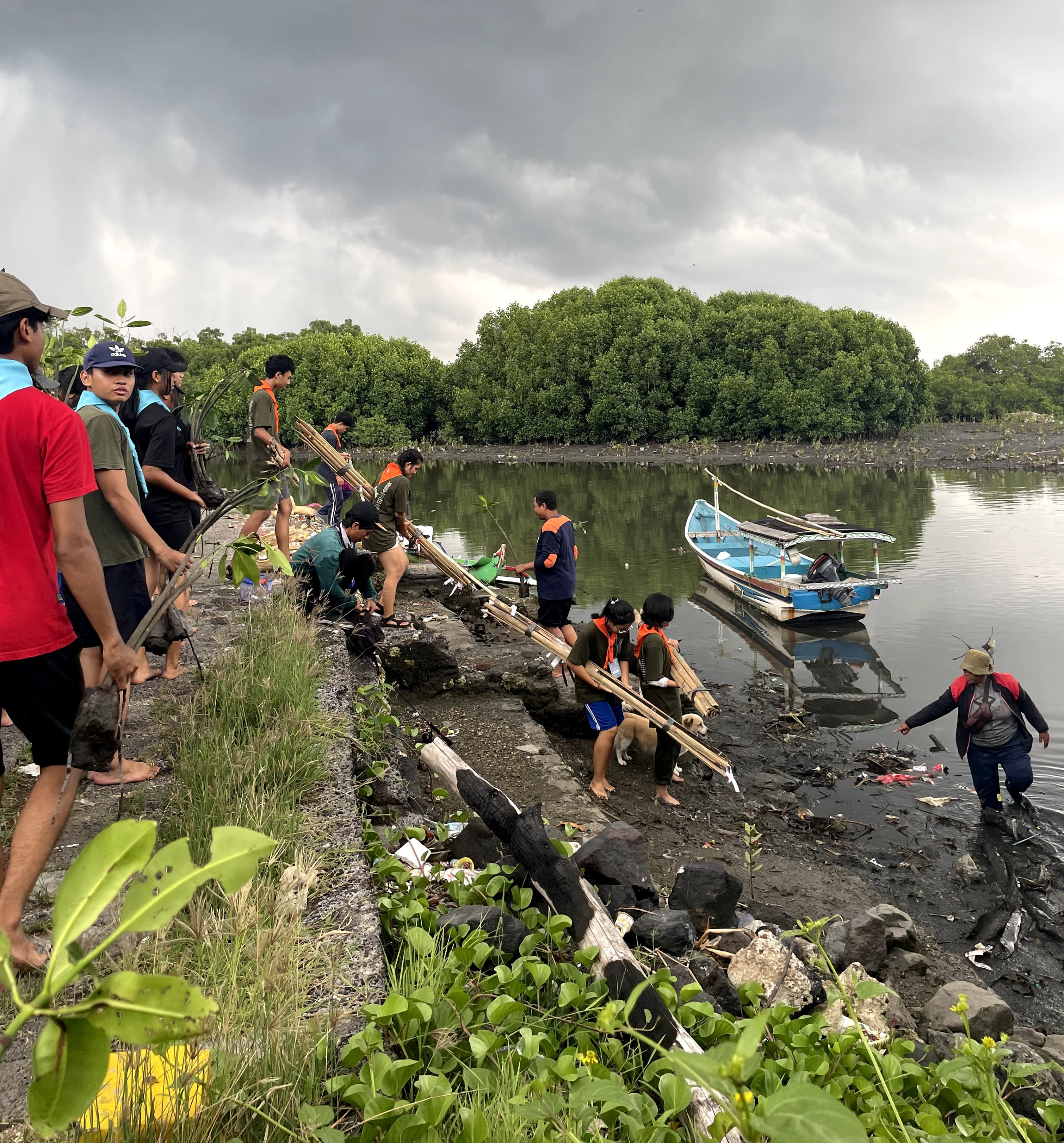Selain penanaman bibit pohon mangrove, kegiatan ini juga diisi pembersihan sampah plastik di kawasan Ekowisata Mangrove, Kampoeng Kepiting, Jalan By Pass Pass Ngurah Rai, Tuban, Kabupaten Badung.~