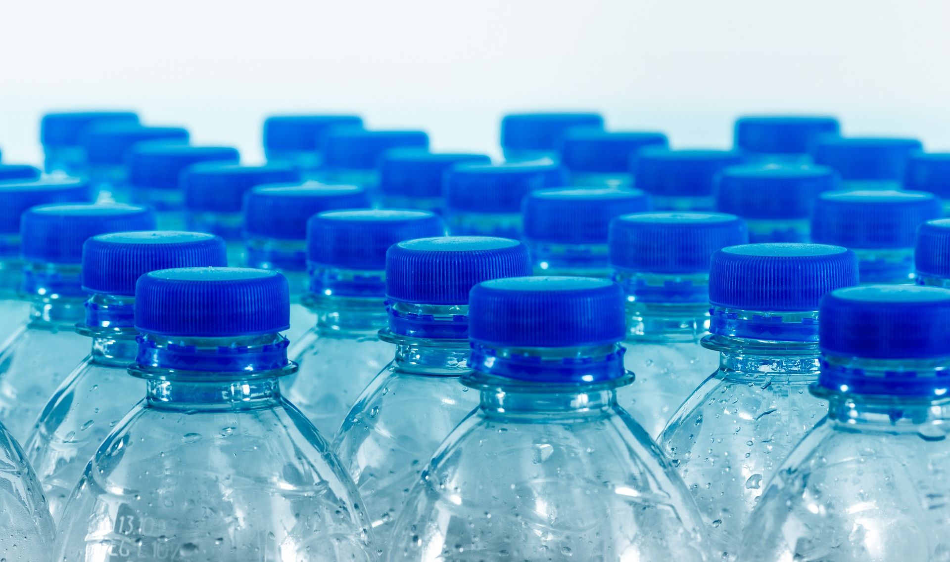 Ilustrasi botol plastik air mineral