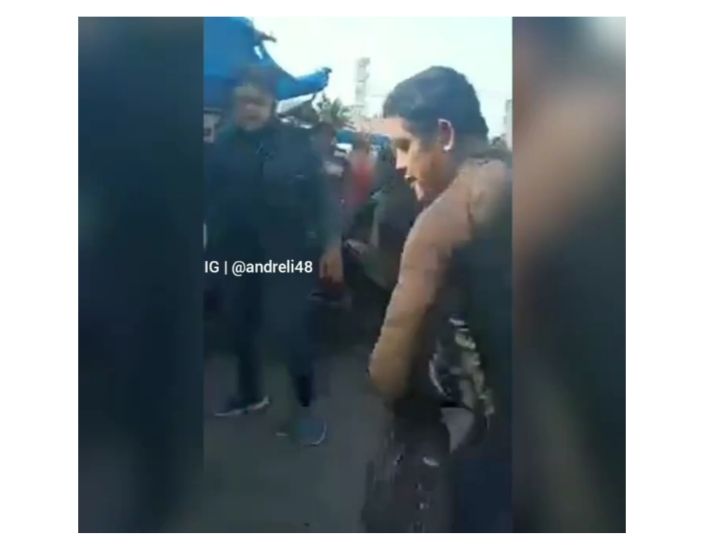 Tangkapan layar video pengeroyokan ibu pedagang sayur oleh preman di Pasar Gambir Deliserdang, Medan yang kini viral