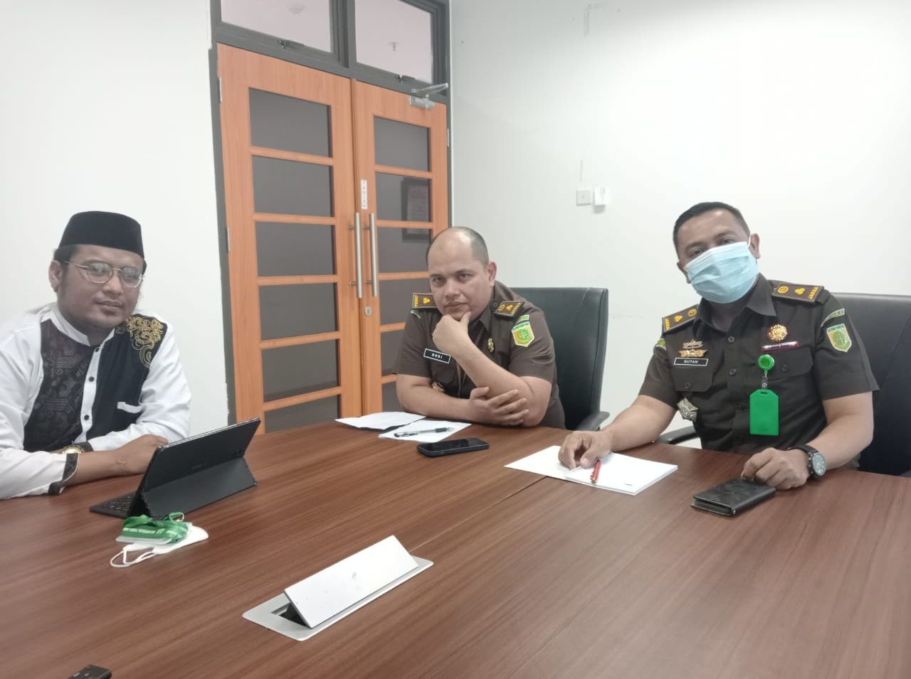 Piar Pratama Samsudin Ketum KPK Jabar (kiri) saat melakukan komunikasi dengan kasat Idik Pidsus dan Kasipenkum Kejati Jabar terkait laporan dugaan korupsi di kabupaten Bandung.