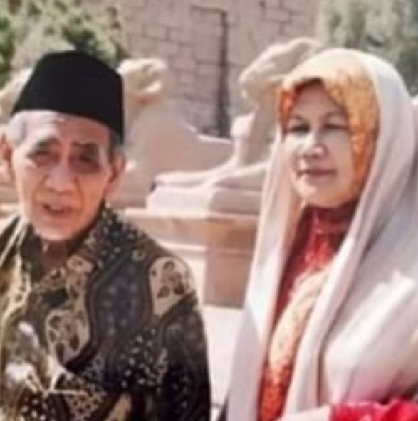 Mbah Moen beserta istrinya, KH Maimoen Zubair pernah mnegijazahkan amalan agar rezeki lancar 