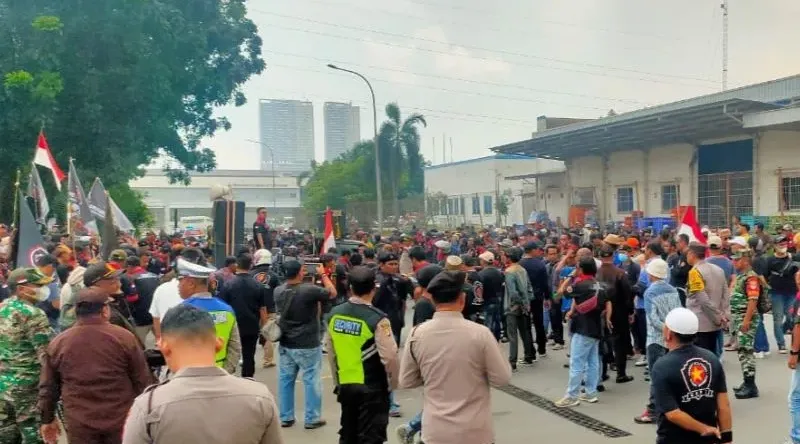Aksi unjuk rasa ratusan massa di depan PT Toyota yang berlokasi di Desa Ganda Mekar, Kecamatan Cikarang Barat, Kabupaten Bekasi, Jawa Barat.