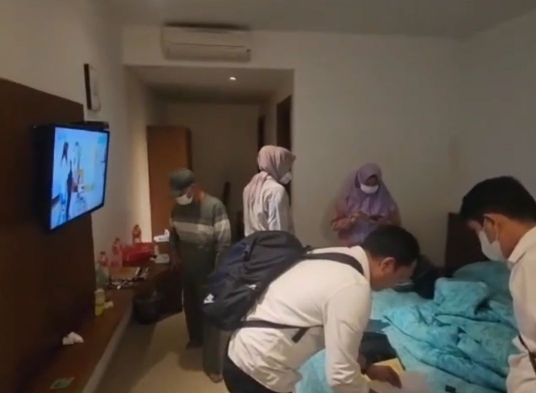 Tangkapan layar video penangkapan dua tersangka penipuan jemaah umrah di kamar hotel 