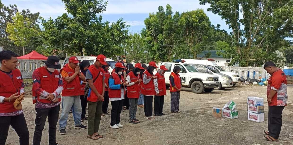 Relawan Kemanusiaan dari PMI Pasaman Barat berdoa bersama sebelum melaksanakan aksi kemanusiaan penggalangan donasi bagi korban bencana banjir Sumbar