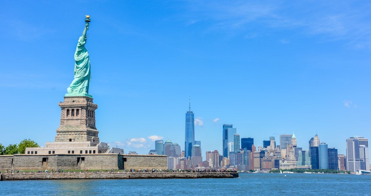 Patung Liberty adalah simbol kebebasan dan hidup baru para imigran.
