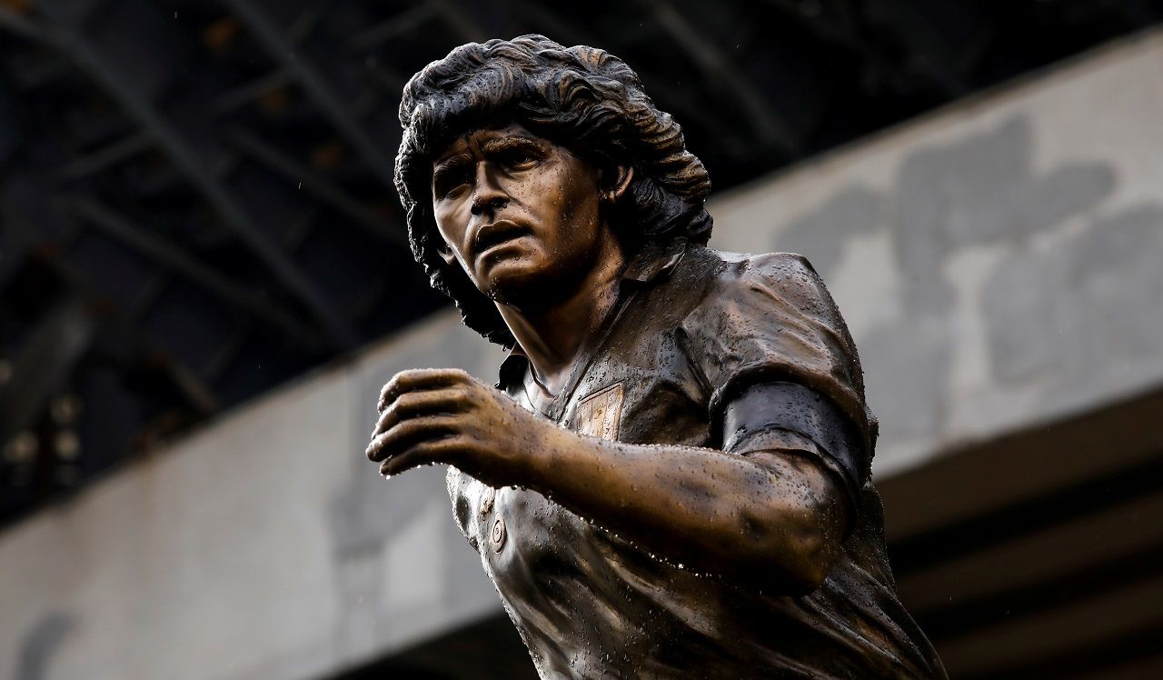 Patung legenda sepak bola, Diego Maradona.