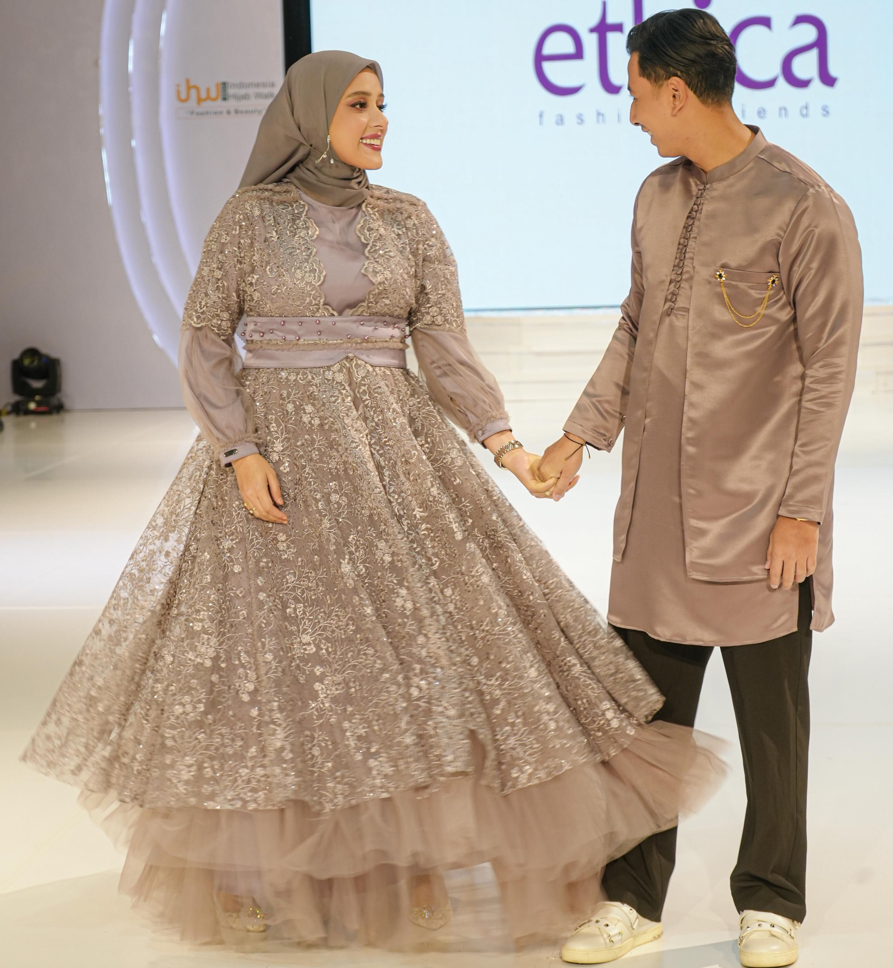 Pasangan Sonny Septian dan Fairuz A. Rafiq saat tampil di fashion show acara IHW 2023.