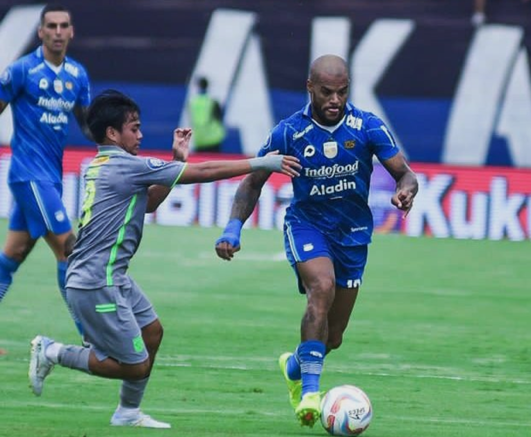 Striker Persib Bandung David da Silva dikawal ketat pemain Persibaya Surabaya Andre Oktaviansyah, dalam pertandingan David da Silva memborong 3 gol untuk Persib Bandung