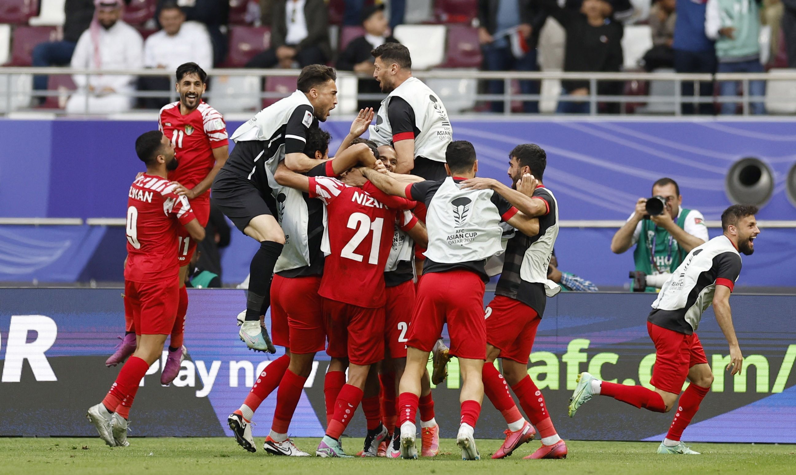 Pemain Yordania melakukan selebrasi usai menyingkirkan Irak di babak 16 besar Piala Asia 2023. 