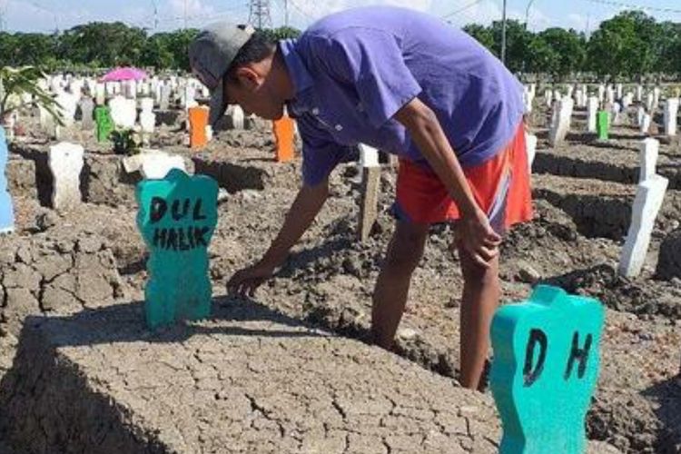  Batu  Nisan  Makam  Covid 19 Keputih Surabaya Dicat Sebagai 