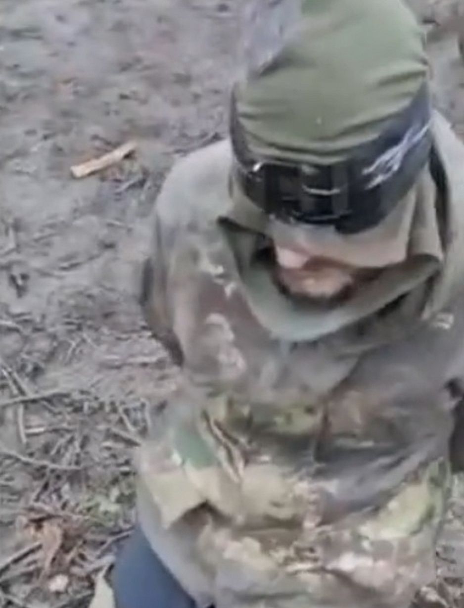 Pasukan Ukraina menangkap enam tentara Rusia yang kemudian ditutup matanya./