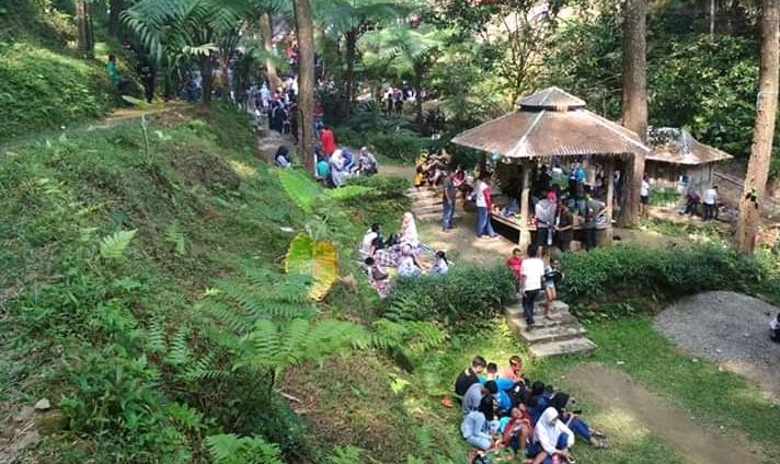  Objek wisata Curug Cipeutey, adalah salah satu objek wisata di Kabupaten Majalengka yang bisa dikunjungi saat libur natal dan tahun baru.