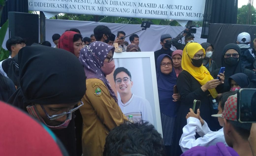 Foto Emmeril Kahn Mumtadz di lokasi pemakaman Eril anak Ridwan Kamil di Cimaung, Kabupaten Bandung, Jawa Barat.