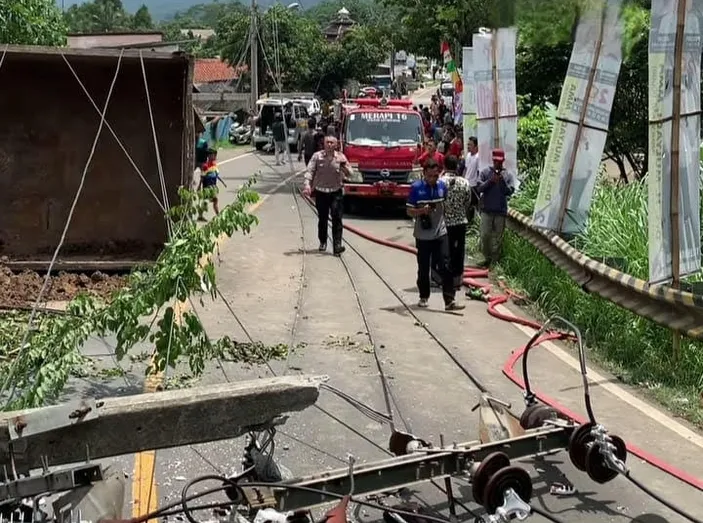 Truk Tambang Hantam Gardu Listrik Dan Pengendara Motor Di Bogor Diduga ...