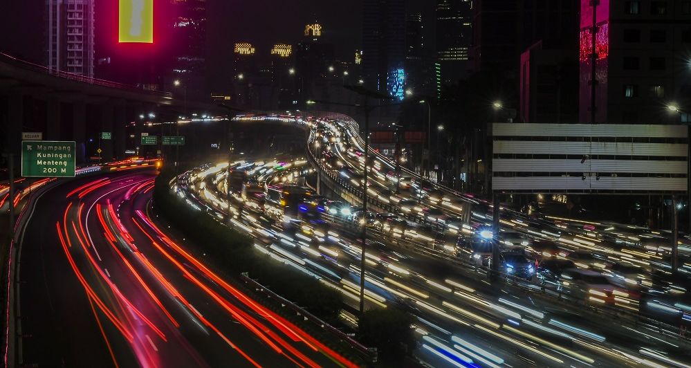 Kemacetan di Jalan Tol Cawang-Grogol, Jakarta, Sabtu 1 Mei 2021 saat musim mudik lebaran.