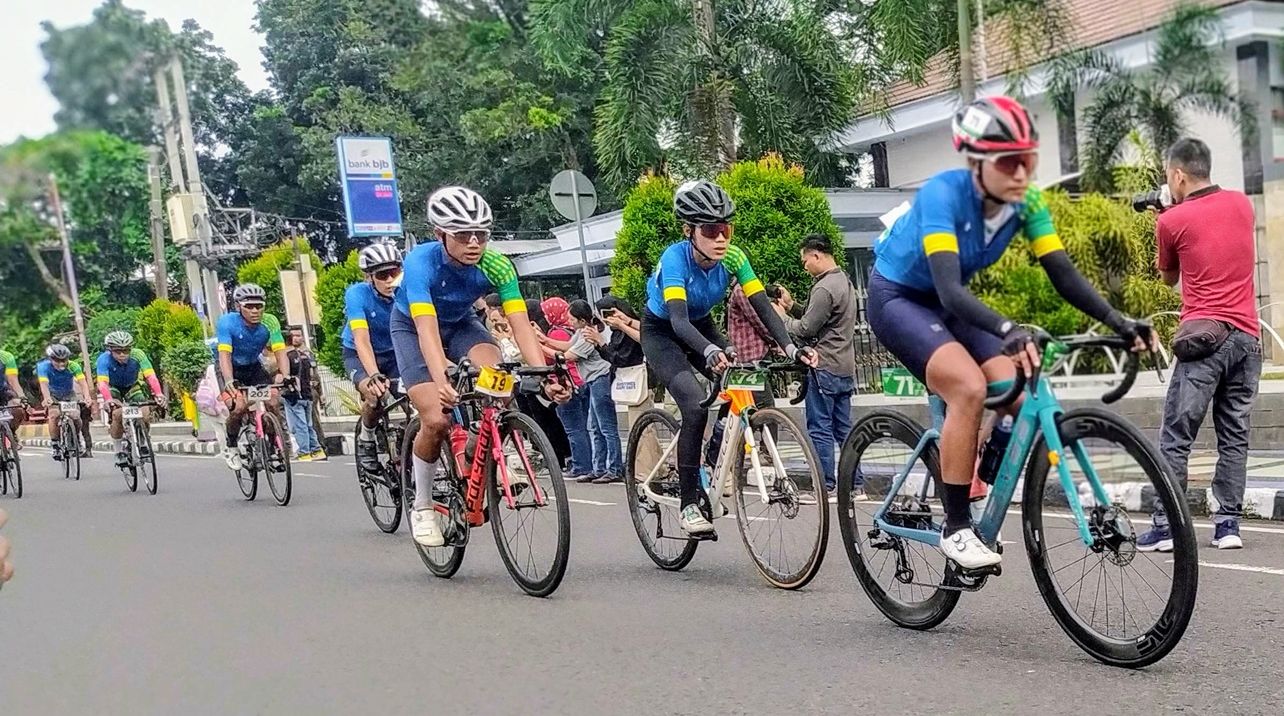 Pembalap Cycling de Jabar 2024 melintas halaman Pendopo Kabupaten Ciamis, Sabtu, 25 Mei 2024. Pembalap menempuh rute sepanjang 213 kilometer, dari Cirebon-Pangandaran. Kabupaten Ciamis dipilih menjadi tempat feeding zone.