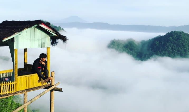 Puncak Bangku di Kec Rancah Kabupaten Ciamis menyajikan wisata diatas awan