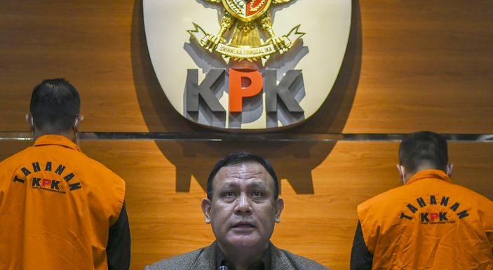 Ketua KPK Firli Bahuri (tengah).
