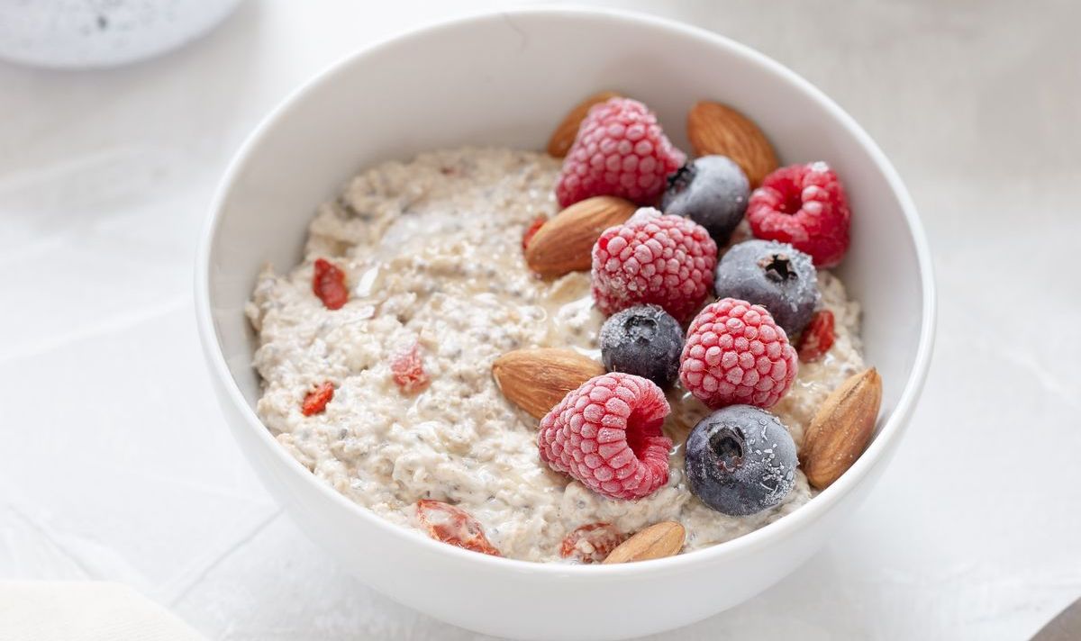 Ilustrasi sajian oatmeal di pagi hari yang enak dan simpel, mudah dibeli di swalayan/
