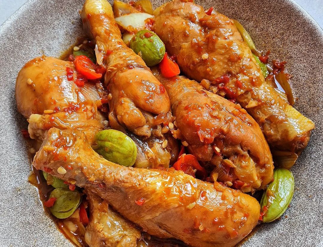 Resep dan cara membuat ayam kecap pedas kental yang praktis, lezat, empuk, dengan bumbu meresap.