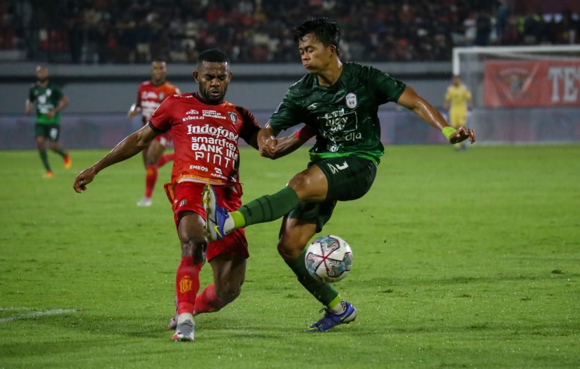 Penyerang sayap Bali United Yabes Roni Malaifani saat berduel dengan bek sayap RANS Nusantara FC Edo Febriansyah di Stadion Kapten I Wayan Dipta