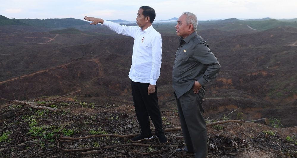 PRESIDEN Jokowi berbincang dengan Gubernur Kalimantan Timur Isran Noor saat meninjau lokasi baru ibu kota negara di Sepaku, Penajam Paser Utara, Kalimantan Timur, Selasa 17 Desember 2019.*