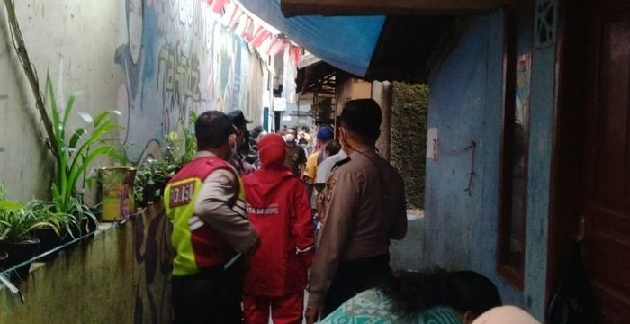 Warga temukan mayat laki-laki di Braga, Kota Bandung, dievakuasi ke rumah sakit, Rabu 27 Oktober 2021.