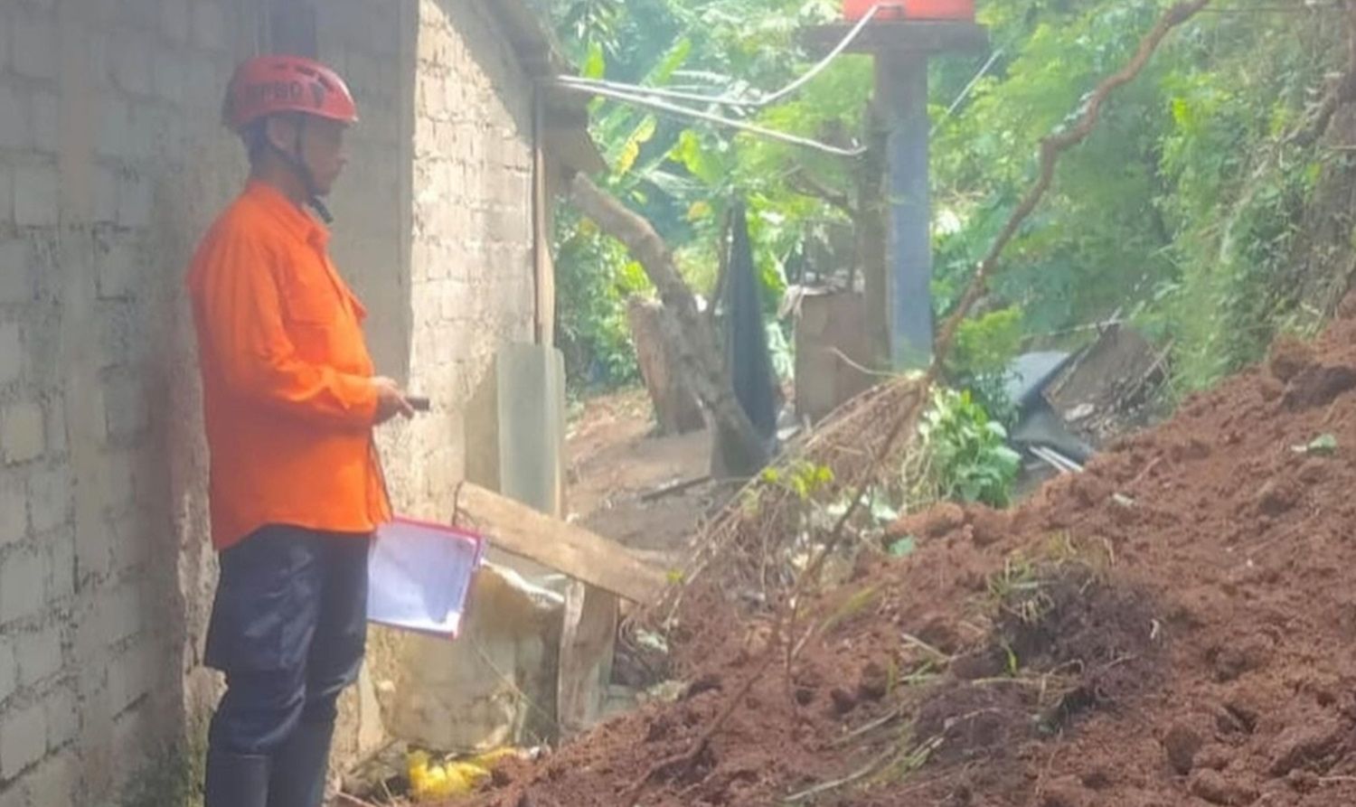 Tim Unit Reaksi Cepat (URC) Badan Penanggulangan Bencana Daerah (BPBD) Kota Cimahi melakukan Kaji Cepat Lanjutan untuk penanganan bencana.