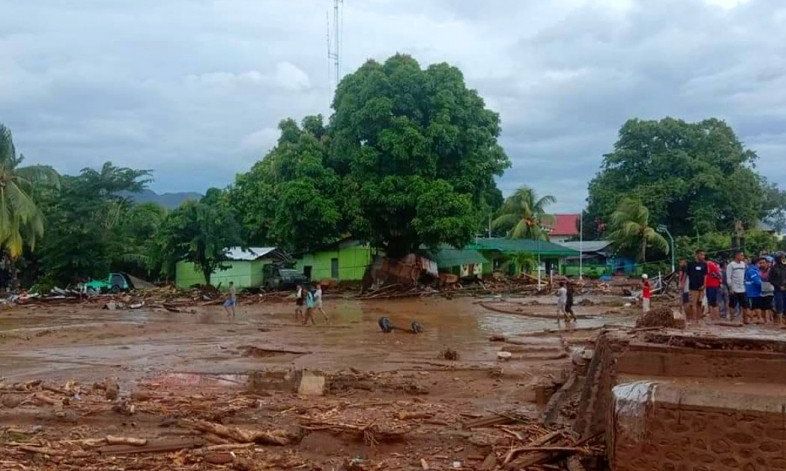 Banjir bandang melanda wilayah Waiwerang dan sekitarnya di Kecamatan Adonara Timur, Pulau Adonara, Kabupaten Flores Timur, NTT.